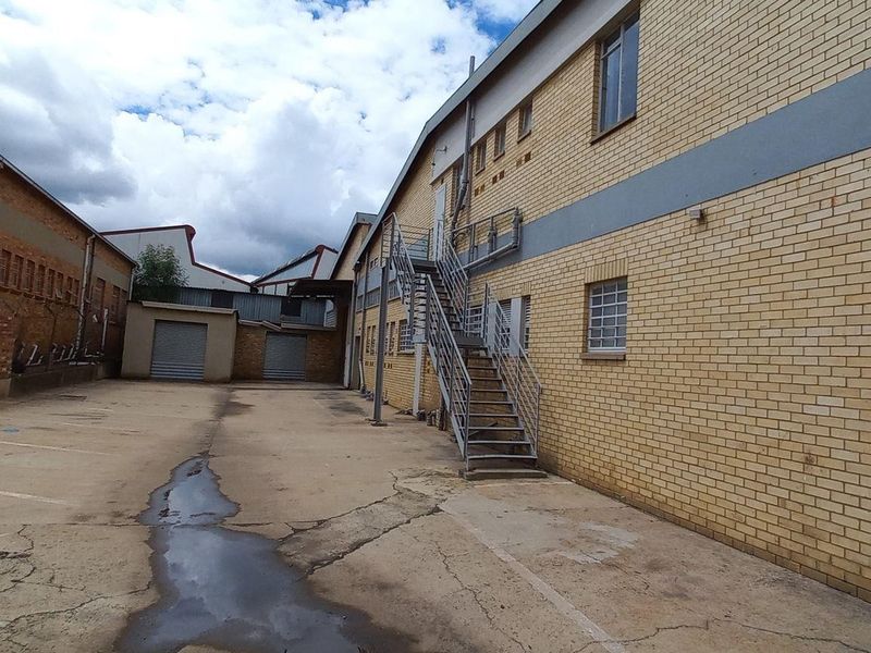 1972m2 Benrose Warehouse To Let - Photo 6