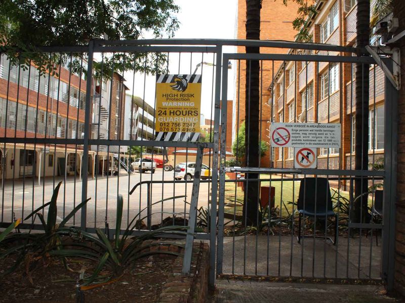 Spacious Bachelor Apartment To Let | Kronendal, 40 Troye Street - Sunnyside, Pretoria - Photo 2