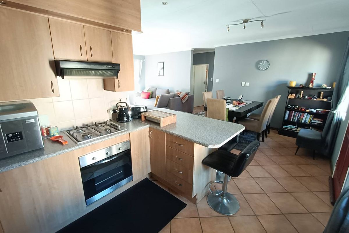 BEAUTIFUL TOWNHOUSE FOR SALE IN SECURE COMPLEX!!!! - Photo 5