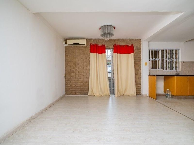 4 Bed simplex in Westville.....no levies R1,750,000 neg. - Photo 5