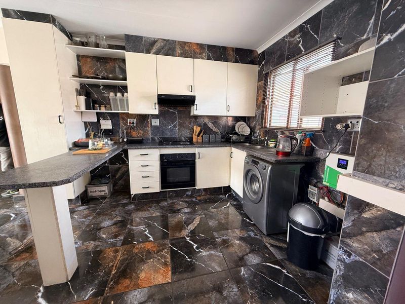 Charming 2-Bedroom Gem: Your Dream Home Awaits! - Photo 7