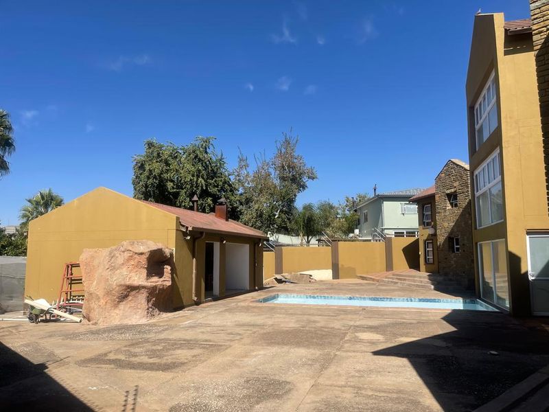 FOR SALE- HOUSE WITH 8 BEDROOMS IN OLYMPIA , WINDHOEK, NAMIBIA, IDEAL FOR EMBASSIES - Photo 6