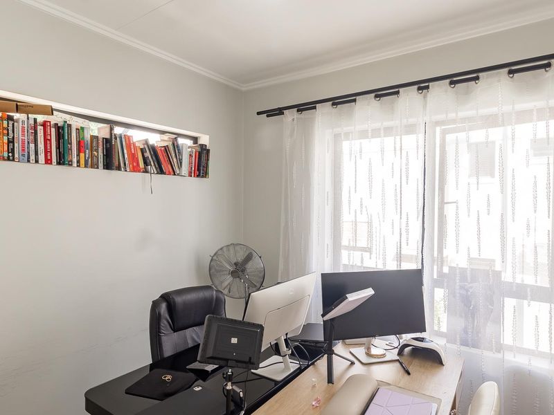 Modern 3 bedroom in a Secure and Sought-After Estate available for rent. - Photo 10