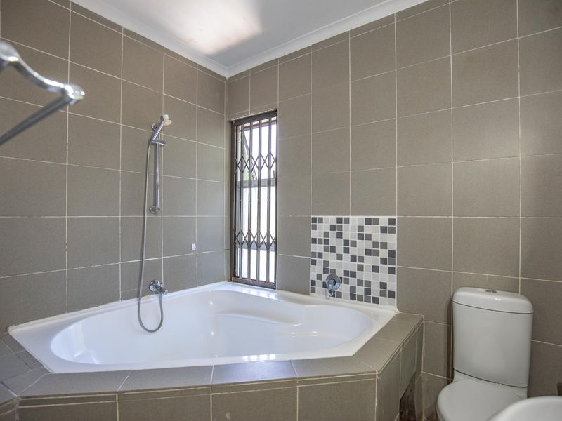 Magnificent 3 bedroom furnished Property in Waterkloof Ridge!  Ideal for an Embassy or Executive. - Photo 7
