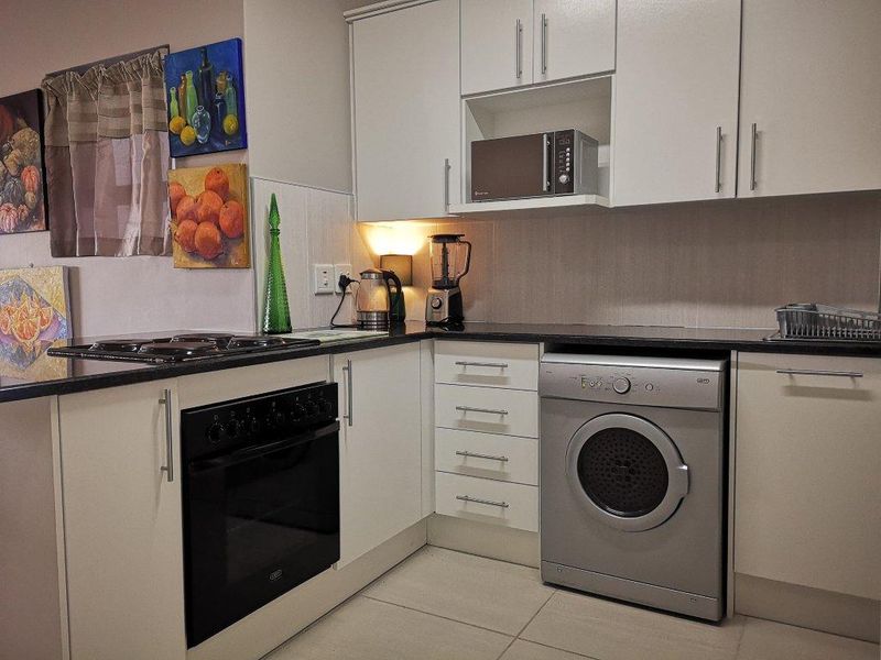 Versatile Opportunity: 6 Bedroom Holiday Home | Permanent Residence | Investment | Dual Living - Photo 2