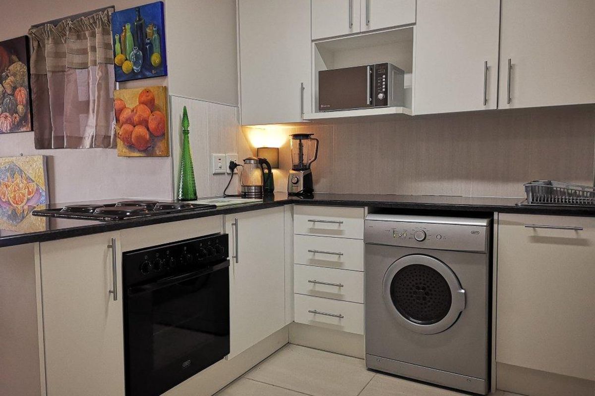 Versatile Opportunity: 6 Bedroom Holiday Home | Permanent Residence | Investment | Dual Living - Photo 2