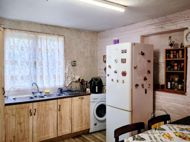 Spacious 3-Storey A-Frame Home with Multi-Unit Potential - Photo 9