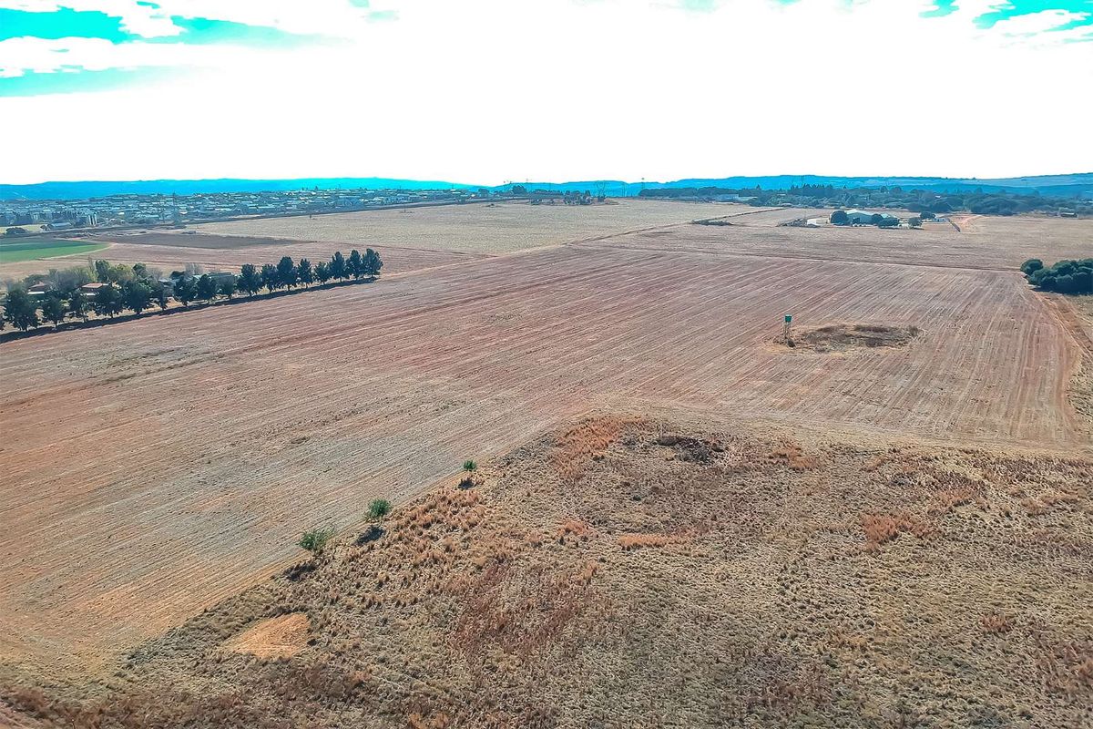 Very Large vacant stand on Garsfontein Road, close to The Hills Estate - Photo 4