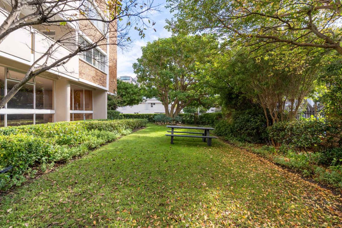PERFECT LOCATION IN SEA POINT - Photo 2