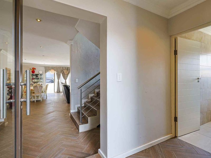 Stylish Family Living with Space, Flow & Exceptional Comfort in Pretoria East - Photo 4