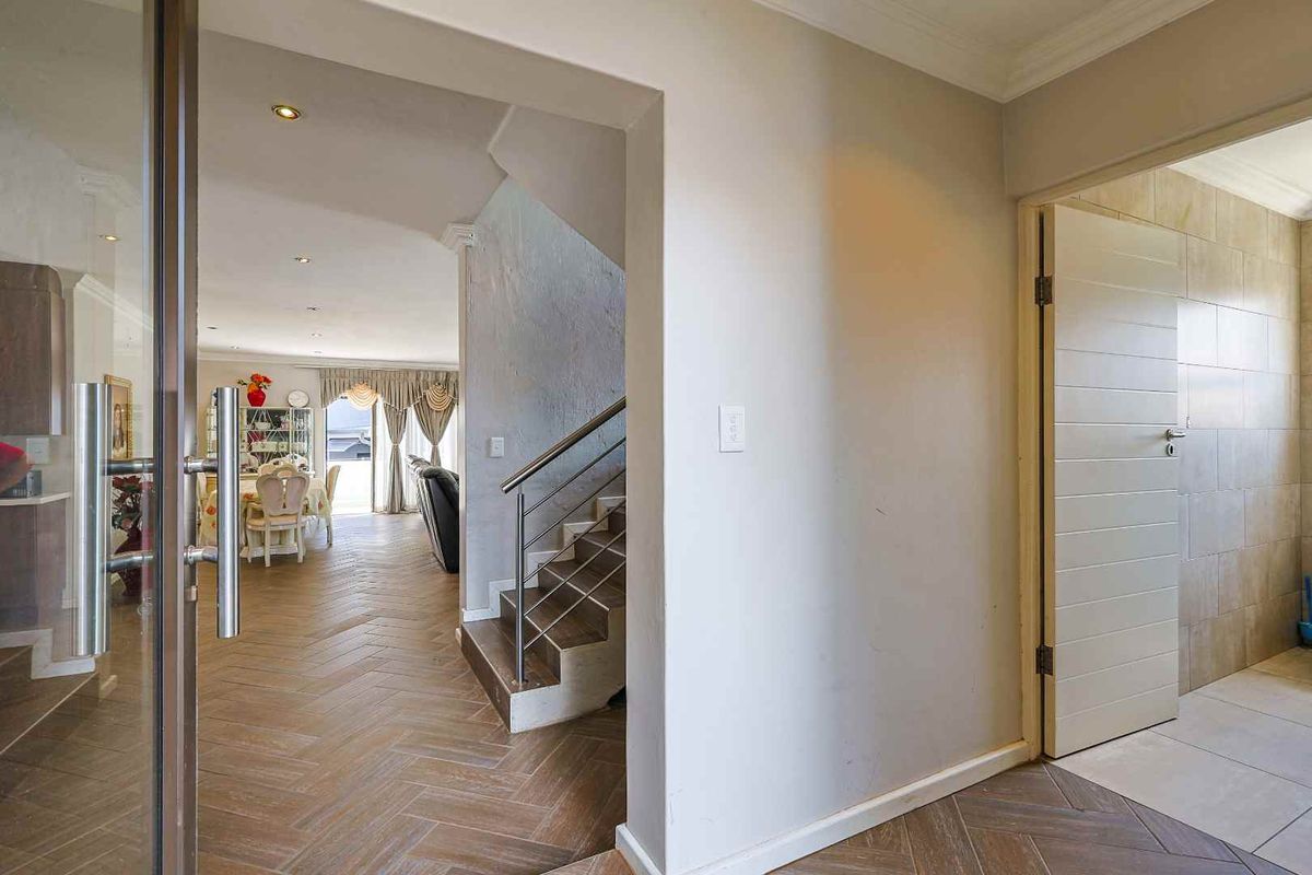 Stylish Family Living with Space, Flow & Exceptional Comfort in Pretoria East - Photo 4