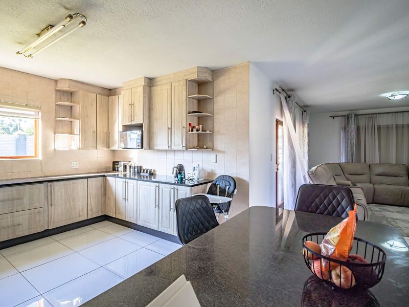 Beautiful family home in secure lifestyle estate - Photo 10