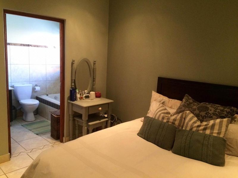 2 BEDROOM UPSTAIRS APARTMENT IN A SECURE COMPLEX – PRETORIUSPARK FOR RENT - Photo 2