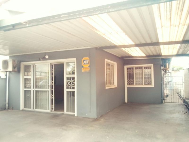 SPACIOUS, LOW-MAINTENANCE HOME WITH GRANNY FLAT IN A QUIET, FRIENDLY NEIGHBOURHOOD - Photo 1