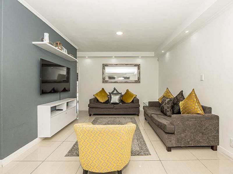 Dream Family Home with Spacious Interiors and Lush Garden - Photo 2