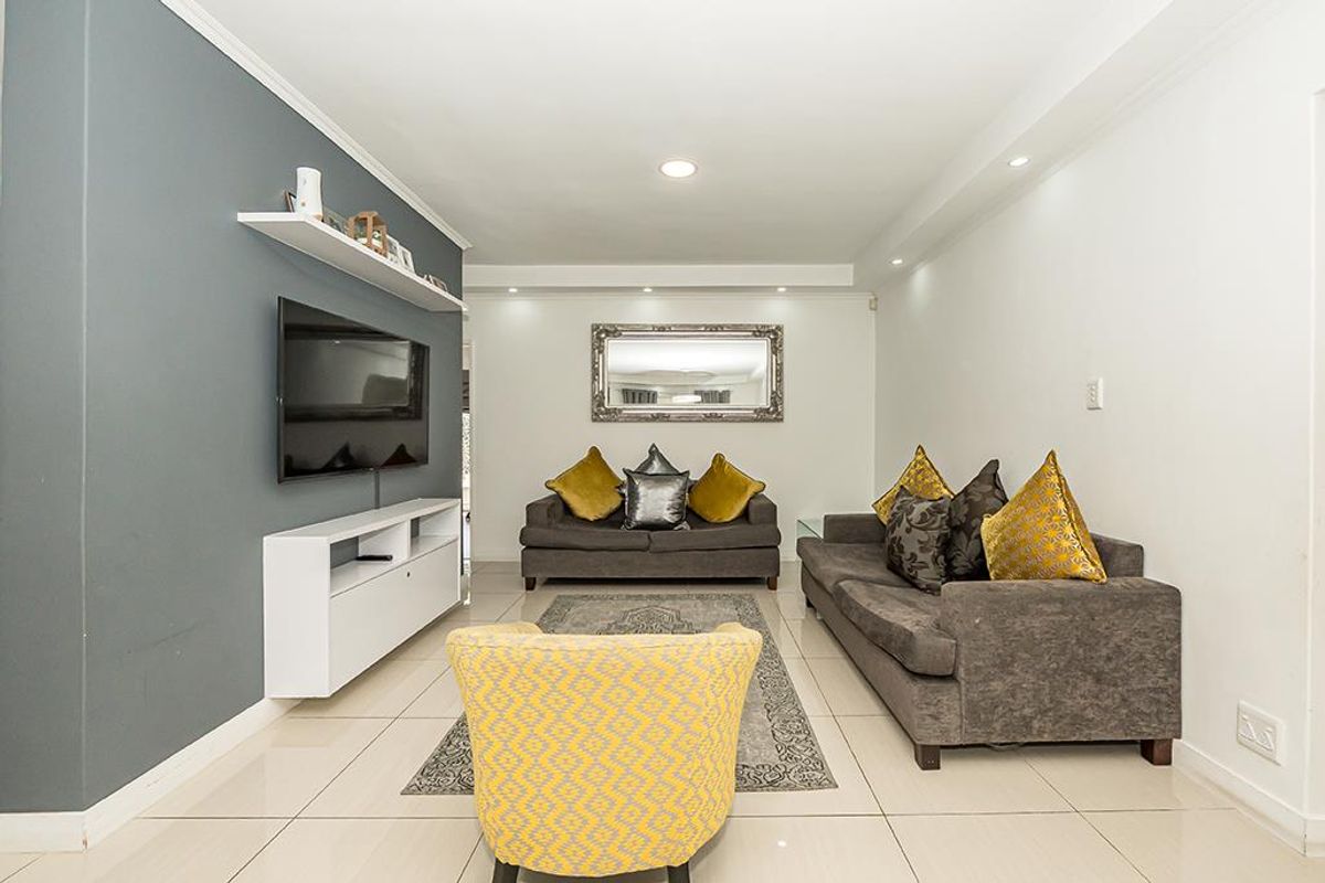 Dream Family Home with Spacious Interiors and Lush Garden - Photo 2