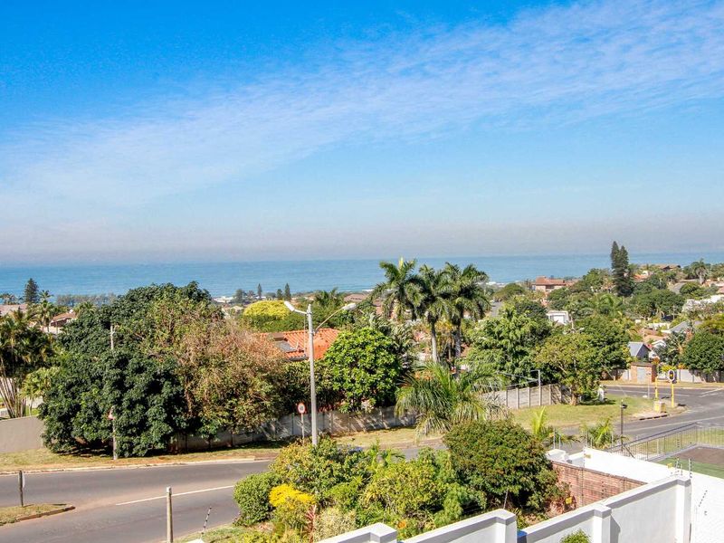 Beautifully renovated 6 bedroom home with breath taking sea views - Photo 2