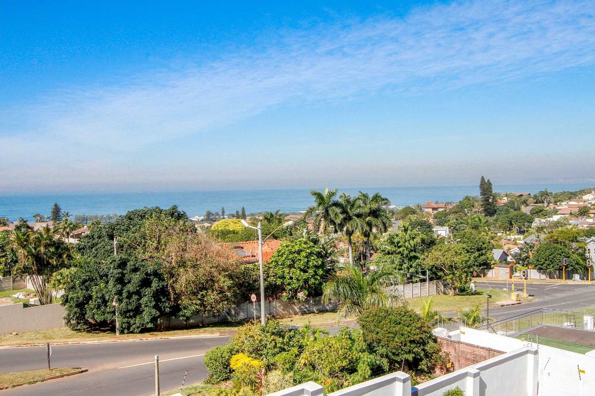Beautifully renovated 6 bedroom home with breath taking sea views - Photo 2