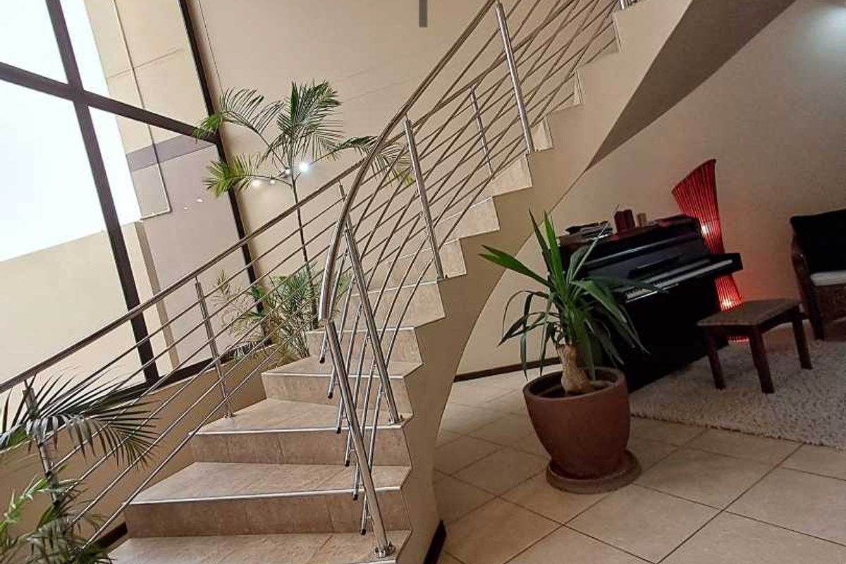 5 Bedroom House for Sale in Ocean View with 1 Bedroom flat - Photo 2
