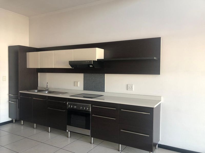 Stunning one bedroom penthouse unit in Strelitzia - Photo 3