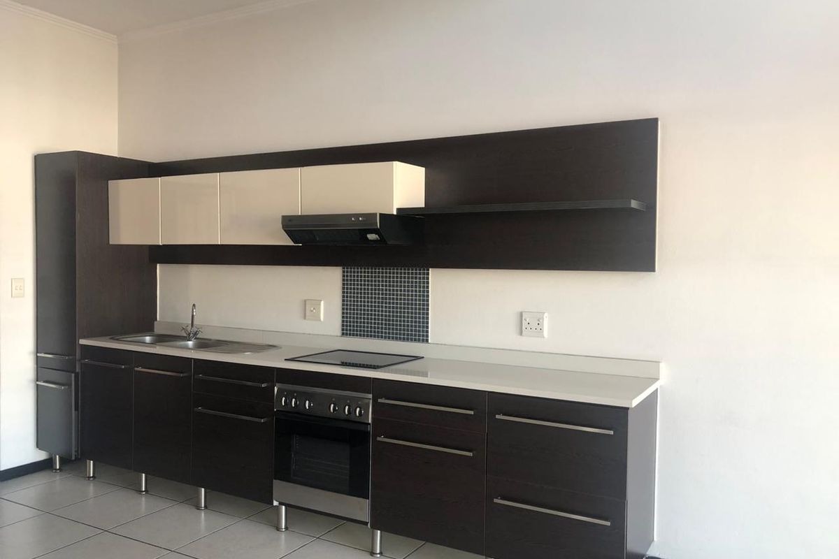 Stunning one bedroom penthouse unit in Strelitzia - Photo 3