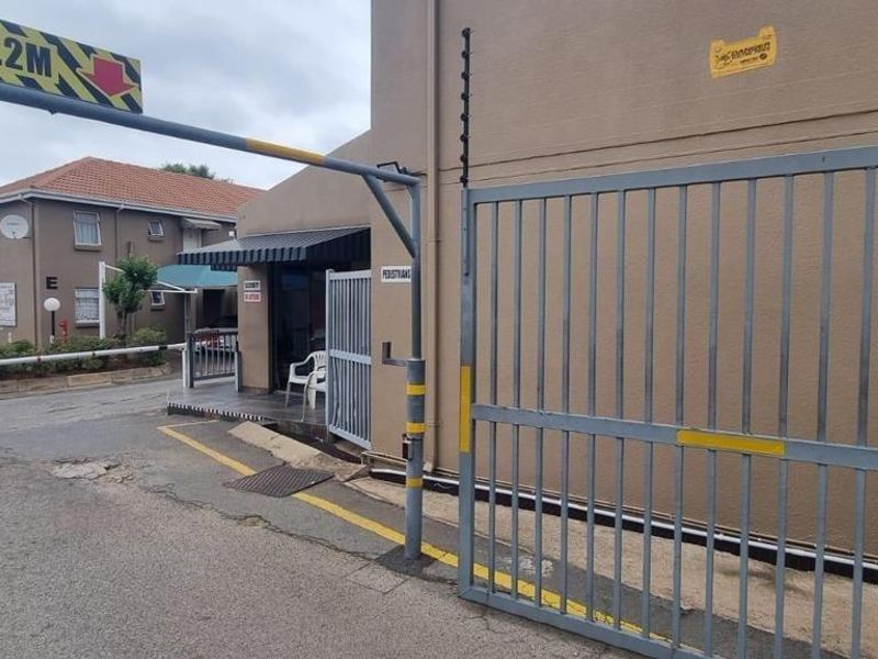 Secure, Easy Living with Lifestyle Perks in Florentia - Photo 3