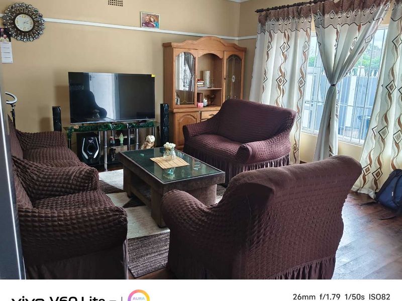 Revamped Family Home with 2 Cottages - Photo 3