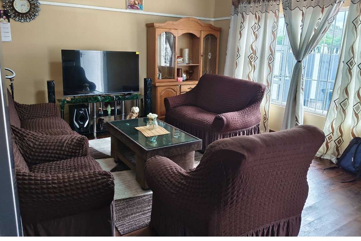 Revamped Family Home with 2 Cottages - Photo 3