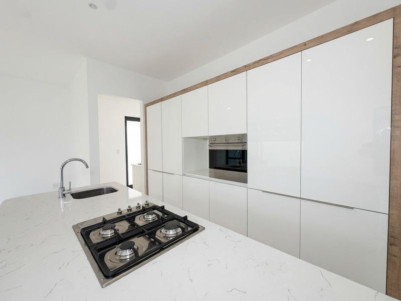 GORGEOUS SPACIOUS 3 BEDROOM HOME FOR SALE IN BRYANSTON - Photo 2