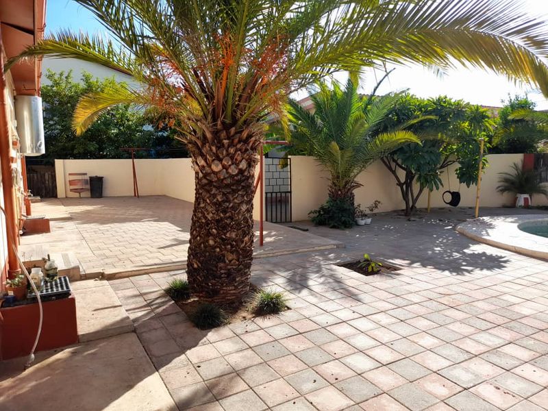 Huge house in Otjiwarongo - Photo 3