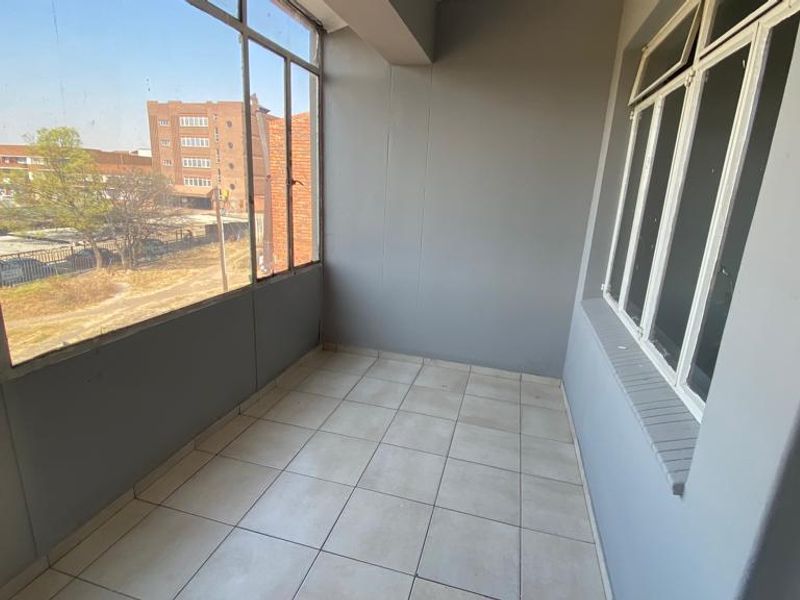 Prime location near CBD - enjoy convenience and vibrant city life! - Photo 9