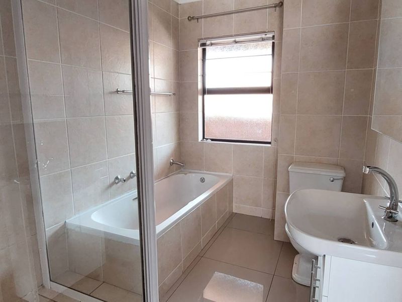 Modern 2 bedroomed pet friendly unit - Photo 5