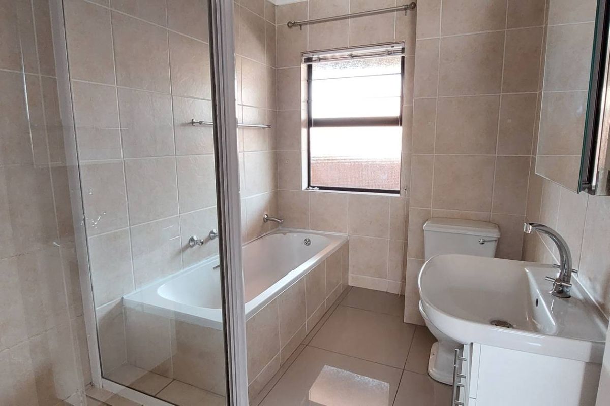 Modern 2 bedroomed pet friendly unit - Photo 5