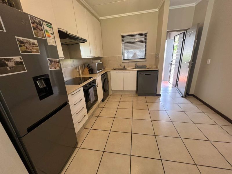 2 Bedroom Well Maintained Garden Apartment - Photo 5