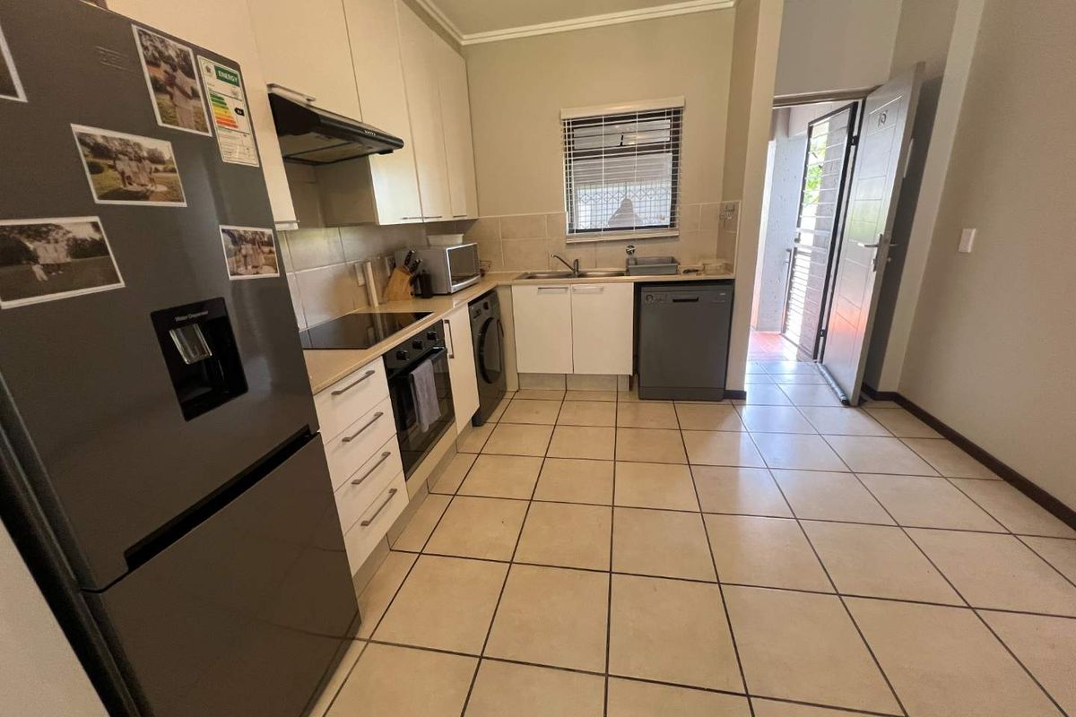 2 Bedroom Well Maintained Garden Apartment - Photo 5