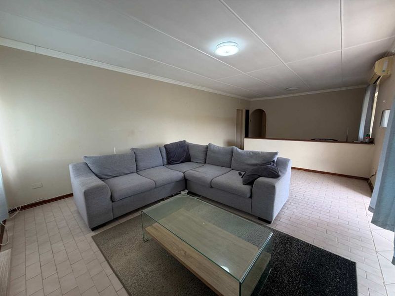 Hendra - Spacious Family Home in Prime La Lucia Location - Photo 4