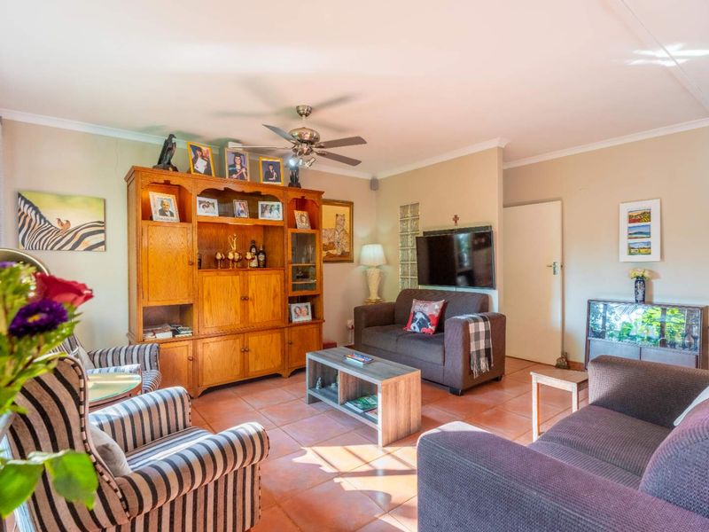 Spacious Family Home with Guest Cottage in Forest Hills - Photo 6