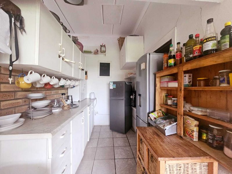 **Charming Two-Bedroom, Two-Bathroom Home with Versatile Living Spaces** - Photo 8