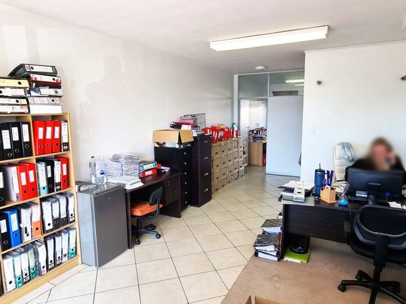 Front Facing Ground Floor Retail Office Unit in Westlake - Photo 9