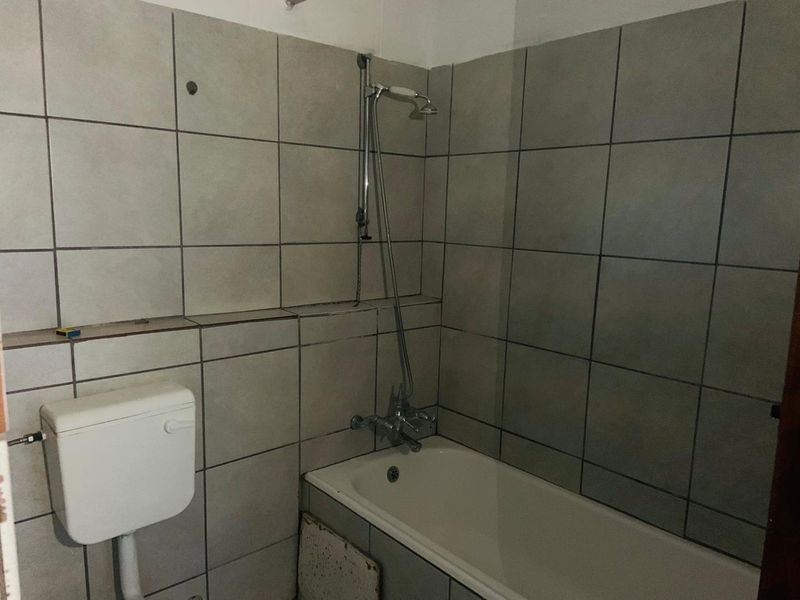 Neat & Comfortable Bachelor Apartment To Let - Photo 8