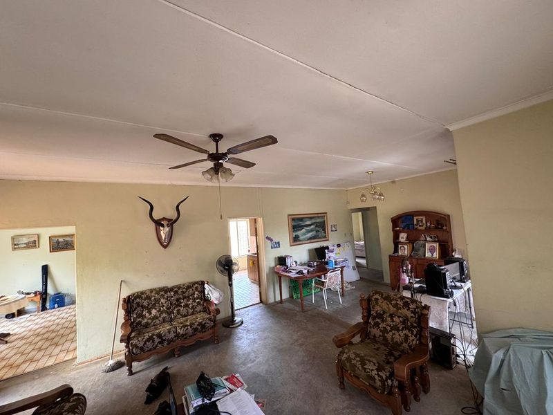 Family Home with Big Yard – Medium Renovation Opportunity in Hochland Park - Photo 2