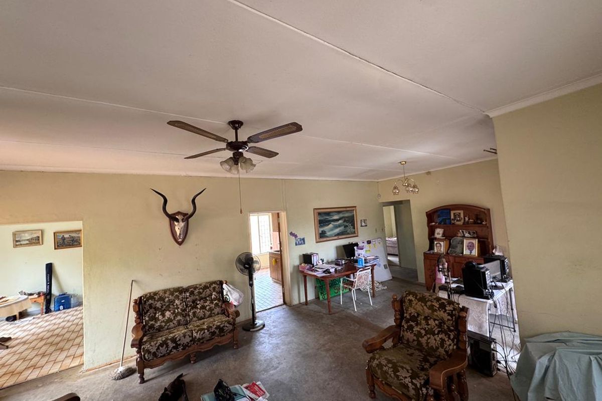 Family Home with Big Yard – Medium Renovation Opportunity in Hochland Park - Photo 2