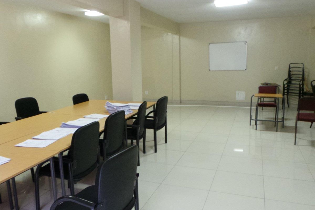 Commercial Property on busy road close to shopping center ! - Photo 4