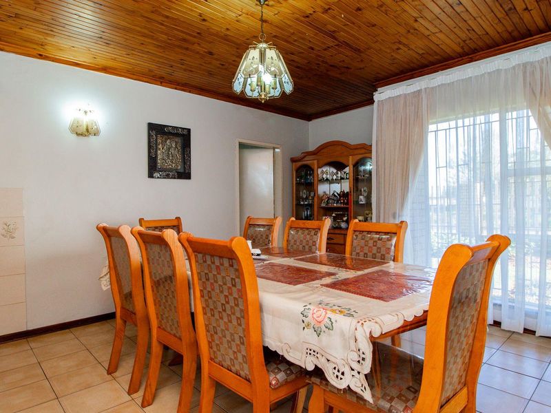 Beautiful Secured Home with Newly Renovated Kitchen - Photo 5