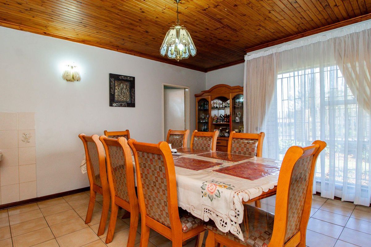 Beautiful Secured Home with Newly Renovated Kitchen - Photo 5