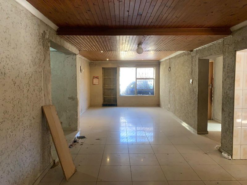 **Spacious Home with Huge Cottage & Pool – Prime Location in Rosettenville - Photo 10