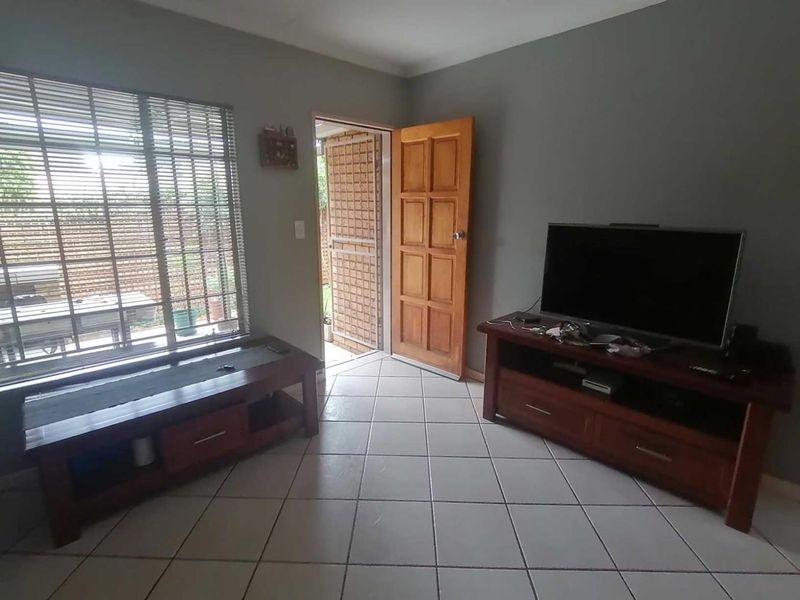 BEAUTIFUL TOWNHOUSE FOR SALE IN SOUGHT-AFTER ELDORAIGNE!!!! - Photo 6