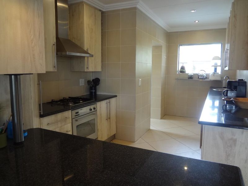 Stylish & Secure Spacious 3 Bedroom Townhouse - Photo 8