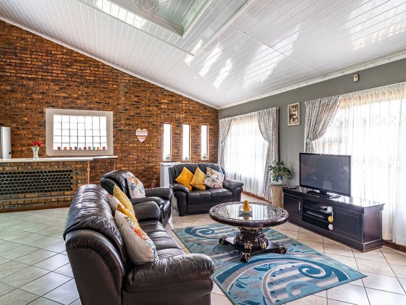 ### Spacious Family Home for Sale in a Prime Gated Community - Photo 4