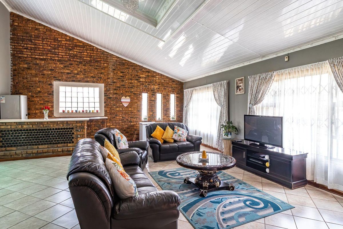 ### Spacious Family Home for Sale in a Prime Gated Community - Photo 4